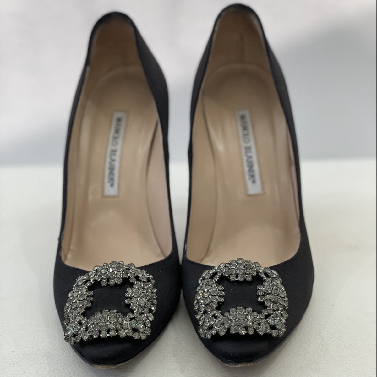 MANOLO BLAHNIK HANGISI SATIN 37 ブラック MANOLO BLAHNIK Hangisi 105 mm Black Satin Jewel Buckle Pumps