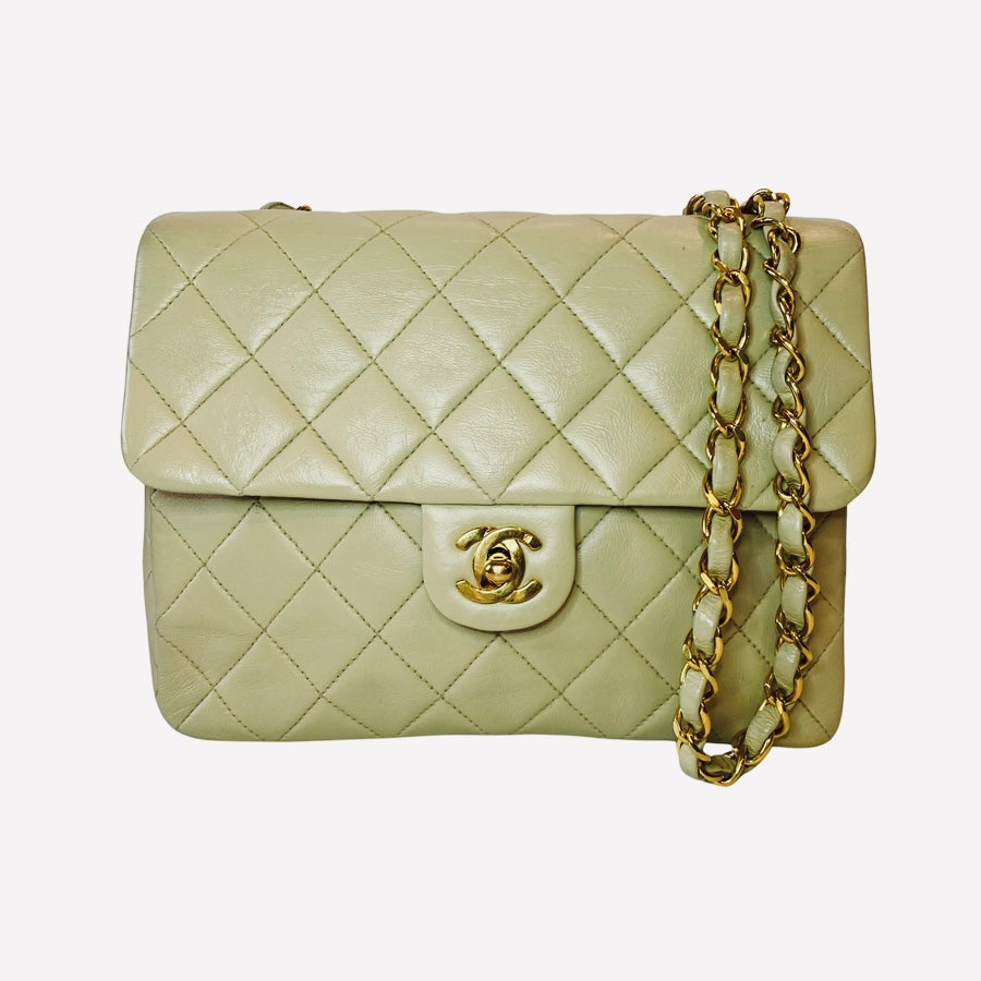 CHANEL Matelasse
Crossbody Shoulder Bag Light Beige/Gold Lambskin Leather