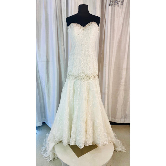 BOUTIQUE Bridal Gown  Long White Size 6