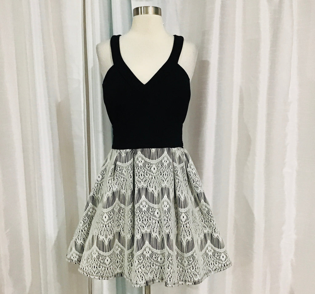 BOUTIQUE Short Black & White Fit And Flare Gown Size 13 Style Exchange Boutique PGH BOUTIQUE Short Black & White Fit And Flare Gown Size 13 Style Exchange Boutique PGH