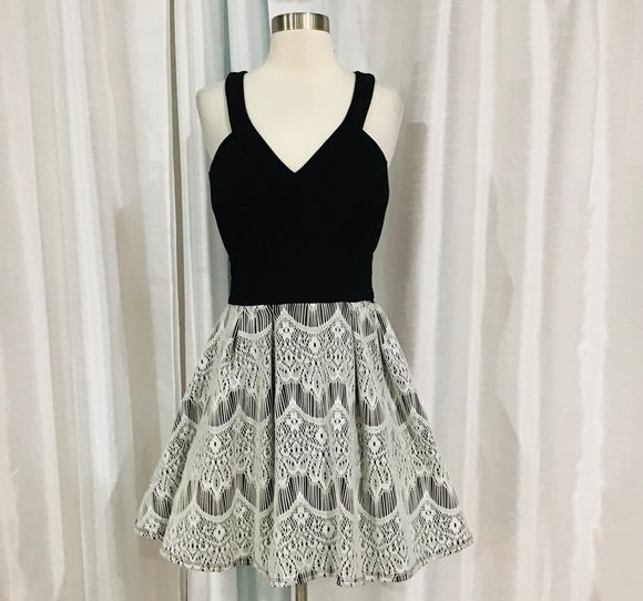 BOUTIQUE Short Black & White Fit And Flare Gown Size 13