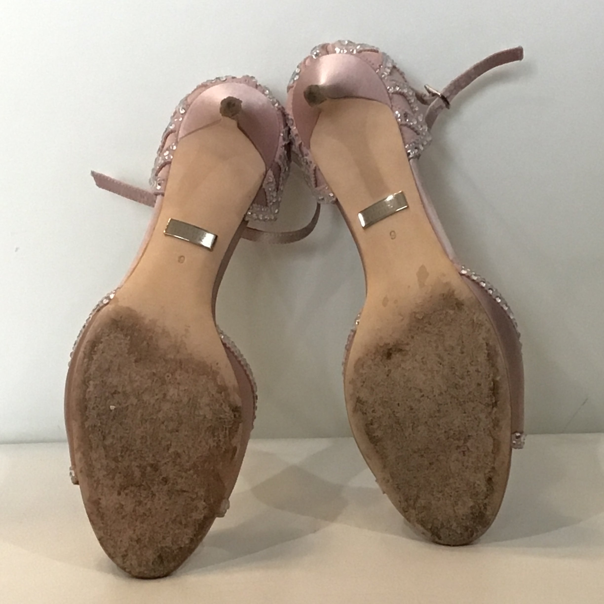☆美品☆ Badgley Mischkaクリスタル サテンパンプス Amazon.com | Badgley Mischka Women's Blanca Pump, Nude Satin