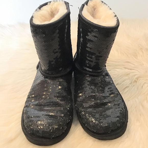 UGGS SHORT CLASSIC SEQUINED SIZE 4 Kids BOOTS (Size 6 Ladies )